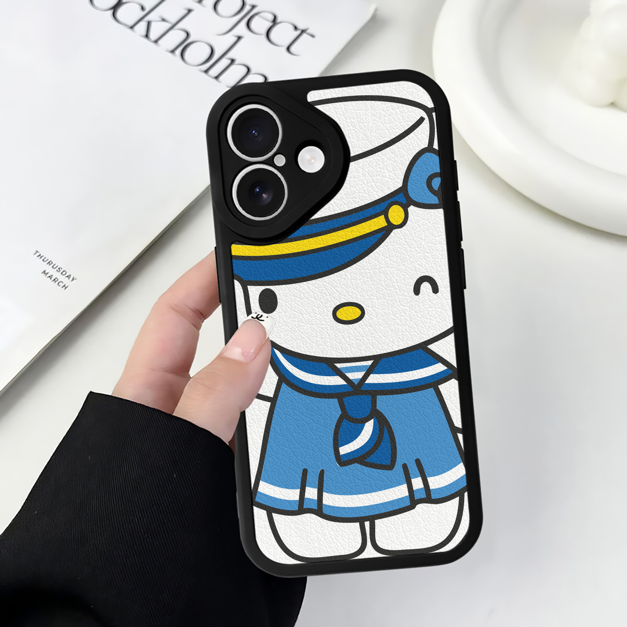 （画像用） Hello Kitty ハローキティ 【iPhone 16シリーズ対応】シリコンスマホケース（レザー調） 材質：シリコン